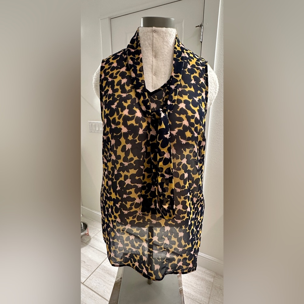 CAbi Flynn Top. Business or Casual.‎ Sleeveless, V-Neck with Tie at Neck. - Picture 5 of 12